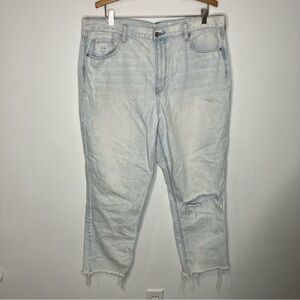 American Eagle Outfitters light wash mom jeans distressed women’s size 18